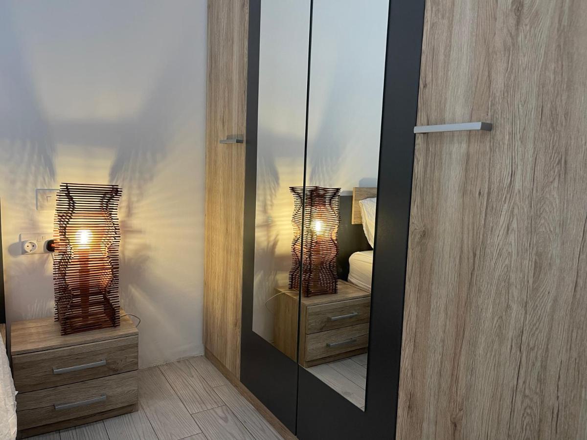 Center Properties - Modern With Ac & Ensuit Bathroom - 1